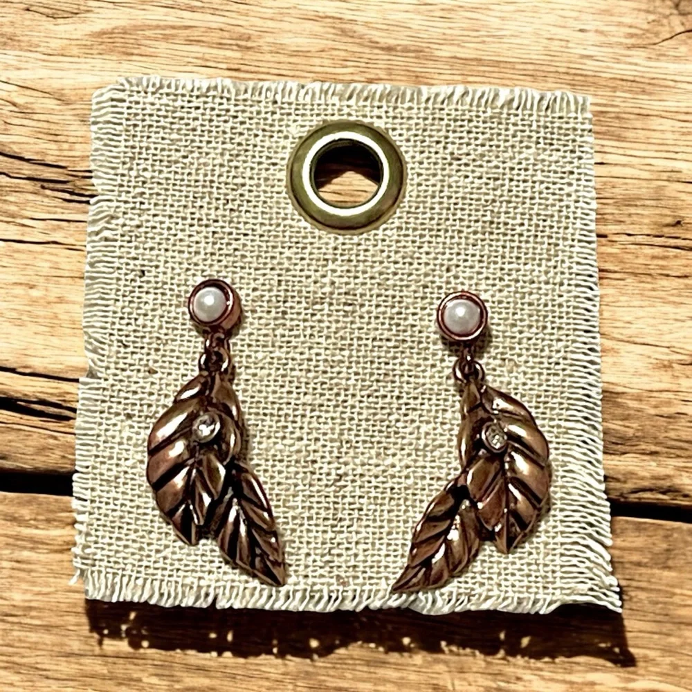 New DEMDACO Studio Bronze Leaf Drop Earrings Pearl & Crystal Dangle - Picture 1 of 2